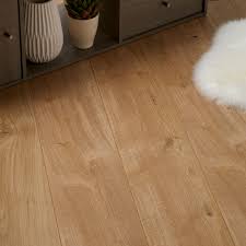 Gladstone Medium Natural Oak Effect Laminate Flooring 1 996 M Pack Departments Diy At B Q Laminate Flooring Flooring Laminate Flooring Diy