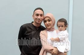 Demi sang buah hati apapun rela dilakukan. Richa Novisha Tabloidbintang Com