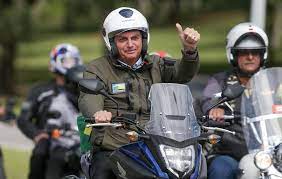 Bolsonaro, además, ha atribuido la mejora en su estado de salud al tratamiento a base de cloroquina y este jueves volvió a defender el fármaco en un directo transmitido en sus redes sociales. Apos Passeio De Moto Com Aglomeracao Bolsonaro Realiza Churrasco De Dia Das Maes No Alvorada