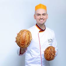 He laughs at the most random shit, but yet, when important things need to be said he's the first person to talk. Produkte Backer Peter
