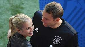 Manuel neuer has played a huge part in helping fc bayern win the champions league, uefa super cup, dfb pokal and german supercup. Manuel Neuer Muss Seine Grosse Liebe Teilen Schweizer Illustrierte