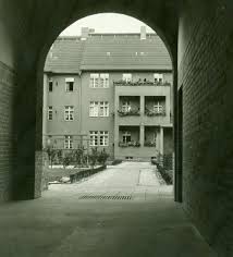 From wikimedia commons, the free media repository. Reinickes Hof Innenhof Wohnanlage Locodrom Landschaftsarchitekten Berlin Julia Losse Oliver Haag Landschaftsarchitektur
