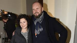 Její manžel jí zatím neobsadil do žádného svého filmu. Gratulujeme Martha Issova Je Dvojnasobnou Maminkou Super Cz