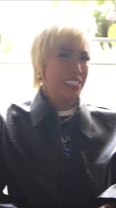 Grabe yung mga naglalakad ng sobrang graceful pero nakalabas ang mga daliri  sa sapatos. Kahanga-hanga!