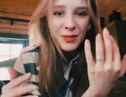 Лиза арзамасова стала популярной после исполнения одной из главных ролей — роли эрудита и вундеркинда галины сергеевны васнецовой в сериале «папины дочки» на телеканале стс. Liza Arzamasova Pohvastalas Pomolvochnym Kolcom
