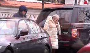 Range rover vogue se remarcă mai ales prin. Video Paparazzi SoÅ£ia Lui Mircea Lucescu La Un Pas De Un Accident Neli A Fost SalvatÄƒ In Ultima ClipÄƒ De Un BÄƒrbat Spynews Ro