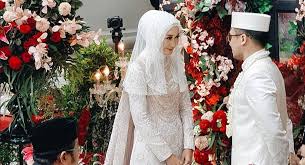 Sewa gaun prewedding bandung | koleksi gaun stylish, elegan dan uptodate. Menikah Lagi Dian Pelangi Tampil Anggun Dengan Gaun Pengantin Putih Okezone Lifestyle