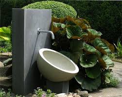 Die wasserzapfstelle für den garten, wird durch die einschlägig bekannten verbraucherschutzorganisationen kontinuierlich entsprechenden tests und testreihen unterzogen. Garten Wasserzapfstelle Mit Bildern Wasserzapfsaule Garten Gartenwaschbecken Wasserhahn Garten