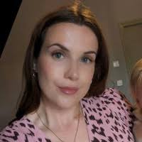 100+ profilů „Amy“