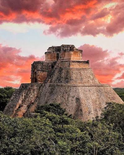 Uxmal es uno de los sitios arqueológicos mayas más importantes de México, ubicado en la región Puuc de la península de Yucatán, a unos 62 km al sur de Mérida. La ciudad
