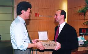 Kasım 2017 itibarıyla dünyanın en zengin insanı konumuna amazon'un kurucusu ve ceo'su jeff bezos yerleşti. Jeff Bezos Wie Ein Mann 130 Milliarden Dollar Gemacht Hat