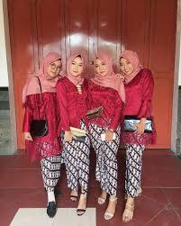Adapun kombinasi brokat bisat dibuat memakai sutra berwarna tanpa ataupun dengan tambahan benang berwarna perak dan emas, maka akan terlihat menarik. 9 Ide Desain Kebaya Merah Buat Kondangan Nggak Mencolok Asal Tahu Triknya