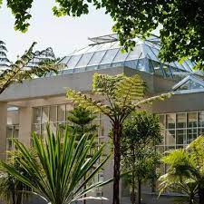 Spaziert durch die riesige gartenanlage. Botanischer Garten Stadt Giessen