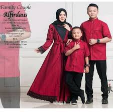 30 Ide Baju Muslim Couple Bertiga Trend Couple Baju family menyediakan kebutuhan fashion bagi para keluarga muslim, seperti kaos couple keluarga muslim ziyata.