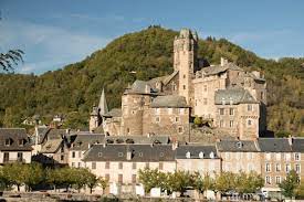Lovée entre les monts du cantal et le plateau de l'aubrac, il s'agit d'une station thermale à l'architecture en pierre et toits de lauze. Les Villages Feeriques Du Nord Aveyron Itinera Magica Com