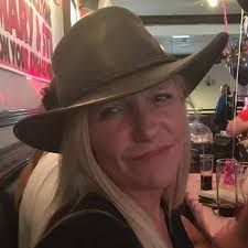 Hi Everyone! I was wondering if there is any Hungarian returning from  Zakynthos to Budapest soon? I lost my ankle bracelet (i know,i know.. it  isn't a big of a deal) ..