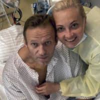 Die polizei reagierte mit durchsuchungen und festnahmen. Putin Opponent Navalny Posts Photo From Hospital And Plans To Return To Russia The Japan Times