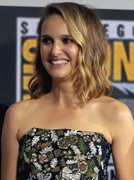 Natalie portman, урождённая натали́ хе́ршлаг, англ. File Natalie Portman Chris Hemsworth 48470999262 Cropped Jpg Wikimedia Commons