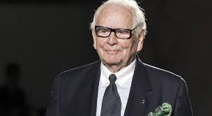 (pierre cardin) pierre cardin est un couturier et homme d'affaires français d'origine italienne, né pietro cardini à sant'andrea di barbarana, le 2 juillet 1922. Moda Scomparso All Eta Di 98 Anni Pierre Cardin Mito Di Parigi Qds