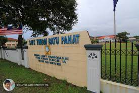 Pada 14 ogos 1965, setelah wujud sebagai suatu entiti menumpang untuk beberapa tahun, sekolah ini berpindah ke bangunan yang kekal di satu kawasan seluas 10 ekar di jalan kluang, batu pahat. Smk Tinggi Batu Pahat