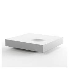 Optez pour ce modèle au design simple qui s'intègre avec tous les styles de décorations. Plat Table Basse Carree Kendo Laquee 13 Couleurs