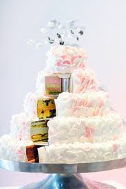 Ganz klassisch in weiß gehalten und verziert mit silbernen zuckerperlen. Hochzeitstorte Sachsen Anhalt Hochzeitstorte Magdeburg Konditorei Halle Konditor Dessau