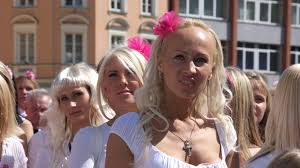 Männer, die gern eine frau aus lettland oder estland kennen lernen möchten, haben die wahl der qual. Blondinen Parade Go Blonde In Riga Imagepflege In Pumps Gesellschaft Sz De