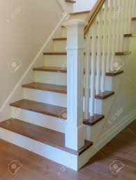 Avec le club, vous pourrez économiser. Escalier Escalier Interieur Blanc Et Bois Escalier Escalier Banque D Images Et Photos Libres De Droits Image 86044065