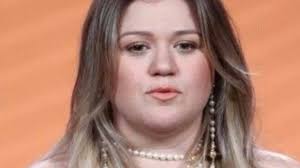 The Kelly Clarkson Show's newest season is officially set to begin this  month. Fans can expect to see guest appearances from Emily Blunt, Marion  Cotillard, Colin Farrell, Scarlett Johansson, Dwayne Johnson, and