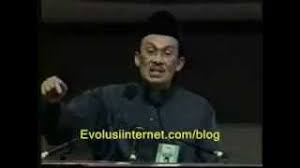 28 dan 29 mei 1949 persidangan majlis agung umno di balai rong, arau, perlis telah memutuskan satu perlembagaan baru membolehkan orang perseorangan mendaftar terus dan umno tidak lagi terdiri daripada pertubuhan yang bergabung dan sebagainya. 7 Peristiwa Penting Yang Pernah Jadi Masa Perhimpunan Agung Umn Soscili