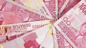 Jul 28, 2021 · pada penutupan perdagangan jumat (30/7/2021) nilai tukar rupiah di pasar spot ditutup menguat 20 poin atau 0,14 persen ke level rp14.462 per dolar as. Indonesian Rupiah Money On Table Stock Video Pond5