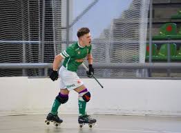 Traditional roller hockey (quad hockey, rink hockey), played with quad skates and a ball (without contact), inline hockey, played with inline skates and puck (without contact) and. Hoquei Patins