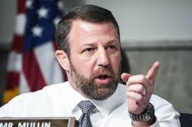 Jovenel nan maron épi li ap pasé lod pou smcrs ki gin eud lajoie nan tet li  ak lapolis pou yo nétwayé lari a pou li. Bon jovenel sa pèdi tèt li.