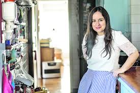 Maite alberdi, estetik ve sosyal i̇letişim alanında dereceye sahiptir şili papalık katolik üniversitesi'nden. Maite Alberdi A Los Directores De Ficcion Nunca Les Preguntan Si Harian Documentales La Tercera