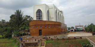 Contoh teks cerita inspiratif botol, ibu, dan kehidupan dilengkapi dengan struktur dan berdasarkan kaidah kebahasaan yang semestinya. Unik Ada Masjid Kapal Di Perbatasan Kota Semarang Dan Kendal