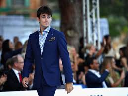 Born 16 october 1997) is a monégasque racing driver, currently racing in formula one for scuderia ferrari, under the monégasque flag.leclerc won the gp3 series championship in 2016 and the fia formula 2 championship in 2017. Formel 1 Charles Leclerc Beeindruckt Modepapst Armani
