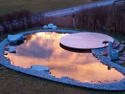 Holznaturpool Am Abend Holzterrasse Rund Aus Larchenholz Natur Pool Larchenholz Holzterrasse