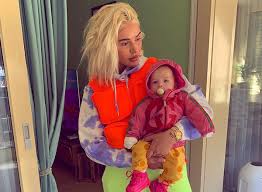 Privat ist die rapperin mit mozzik zusammen, die beiden hatten dieses. Voll Verwohnt Baby Von Loredana Zefi Lebt Das Luxus Rapper Leben Starzip