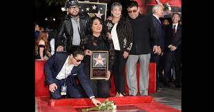 Selena and her band's guitarist, chris perez, developed romantic feelings for each other in 1989. Por Que Suzette Quintanilla Quito Las Flores Que Chris Perez Puso En La Estrella De Selena