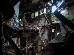 Abandoned (comparative more abandoned, superlative most abandoned). ÙŠØ¸Ù‡Ø± Ø§Ù„Ù…ØµÙˆØ± Ø¬ÙˆÙ†ÙŠ Ø¬Ùˆ Ø¹Ø§Ù„Ù… Ù…Ø§ Ø¨Ø¹Ø¯ Ù†Ù‡Ø§ÙŠØ© Ø§Ù„Ø¹Ø§Ù„Ù… Ù…Ù‡Ø¬ÙˆØ±