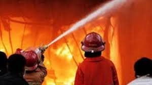 Pemadam kebakaran disingkat damkar, branwir (dari bahasa belanda brandweer), atau pmk adalah orang atau pasukan yang bertugas memadamkan kebakaran. Ruko 4 Lantai Di Tanjung Duren Terbakar 23 Unit Mobil Pemadam Kebakaran Dikerahkan Cuplikcom