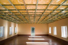 Wenn sie eine dunkle holzdecke streichen, wirkt der raum gleich viel offener und freundlicher. Die Decke Mit Holz Verkleiden Mit Paneelen Ganz Einfach