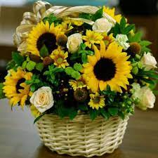 Chrysanthemum Flower Arrangement Ideas Hgtv Chrysanthemum Flower Arrangement Flower Arrangements Simple Basket Flower Arrangements