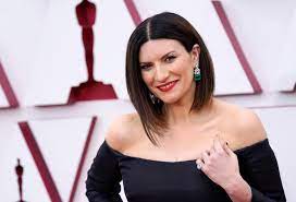Patrizia delcuratolo make up & hair biagio antonacci: Der Posh Bob Ist Zuruck Laura Pausini Tragt Die Ikonische 2000er Frisur Bei Den Oscars Vogue Germany