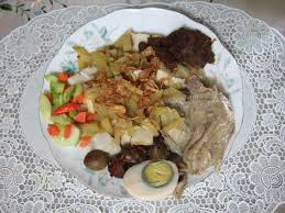 Makanan yang sudah pasti ada di setiap daerah ini menjadi favorit sebagai menu sarapan karena porsinya yang mengenyangkan. Nasi Kari Wikipedia