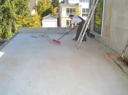 Ein flachdach hat keinen oder nur einen sehr geringen neigungswinkel.es ist über die neigung abzugrenzen von leicht geneigten dächern oder gar stärker geneigten pultdächern. Aus Der Praxis So Wird Ein Flachdach Fachgerecht Ausgefuhrt Haustec