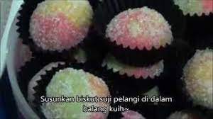1 34 cawan tepung gandum 1 cawan 230g 14 cawan tepung jagung 12 sudu teh baking powder 34 cawan gula kastor saya guna gula biasa blend halus 200 gm butter 1 sudu teh esen vanilla 1 biji telur ambil kuningnya sahaja resepi biskut dengan sukatan cawan sedap katanya cair di mulut. Resepi Raya Biskut Suji Pelangi Youtube