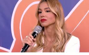 A cantora já havia revelado que ficaria com arthur, pedindo que ele a chamasse nas redes sociais quando saísse, entretanto, revelou. Hwwgfft6 Swnrm