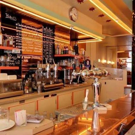 45 Rue Oberkampf – Le bar à vins naturel culte de la rue Oberkampf, où les petites assiettes à partager se dégustent dans une joyeuse ferveur de comptoir.