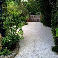 la blanchette gravier concasse blanc casse valorise vos allees et chemins astuce a poser gravier concasse amenagement jardin devant maison terrasse gravier